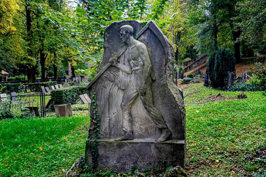 13 Monument op begraafplaats 