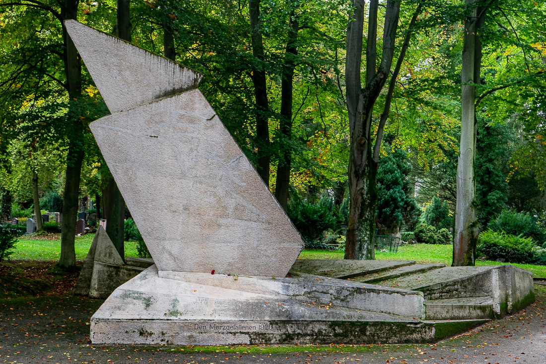 14 Denkmal der Märzgefallenen ter herdenking van de Putch in 1920. Monument is ontworpen door Walter Gropius.