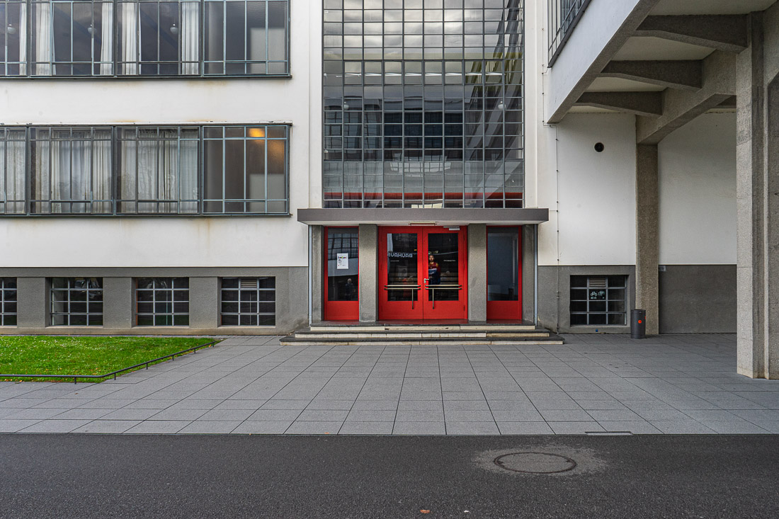 18 Het Bauhaus in Dessau (Deur van de Academie)