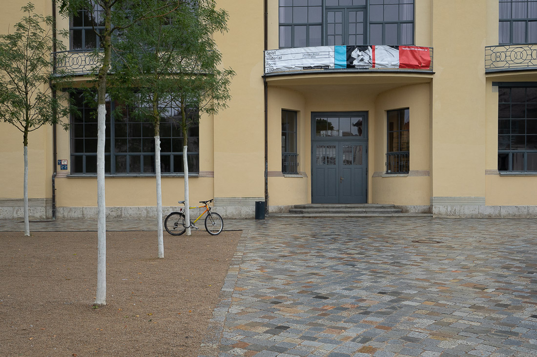 2 De deur van de Grossherzoglich-Sächsische Kunstgewerbeschule. De oorspronkelijke academie, ontworpen door Henry van der Velde
