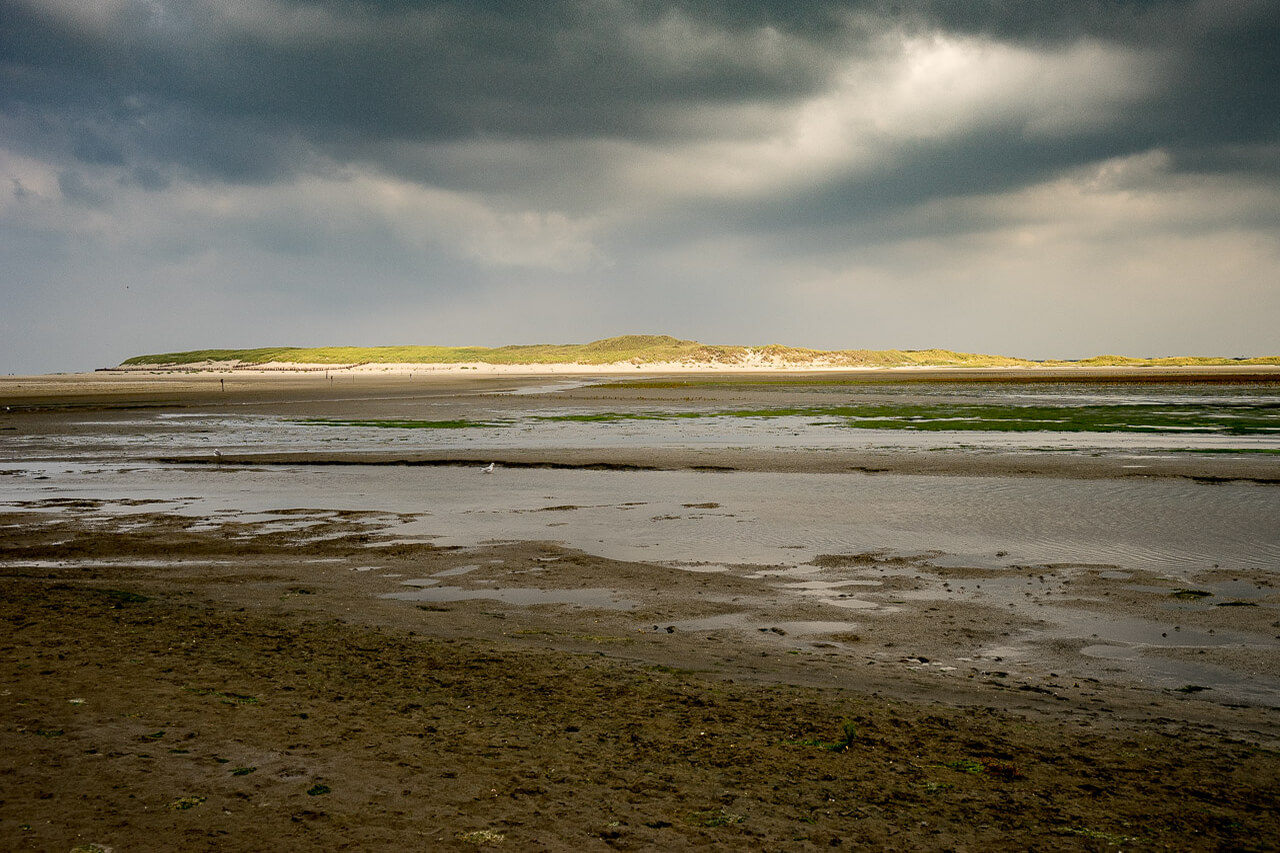 'Zee, strand en duinen op Texel'. Fotografie Anton Staartjes