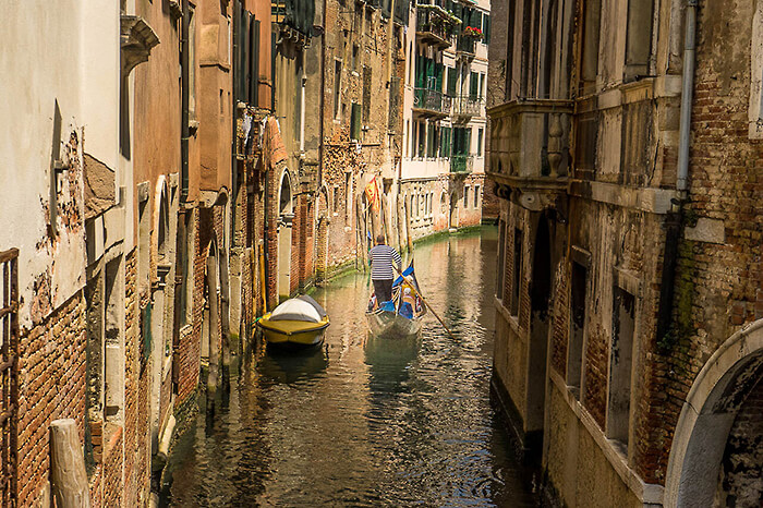 '5. Doorgang in Venetië'. Fotografie Anton Staartjes