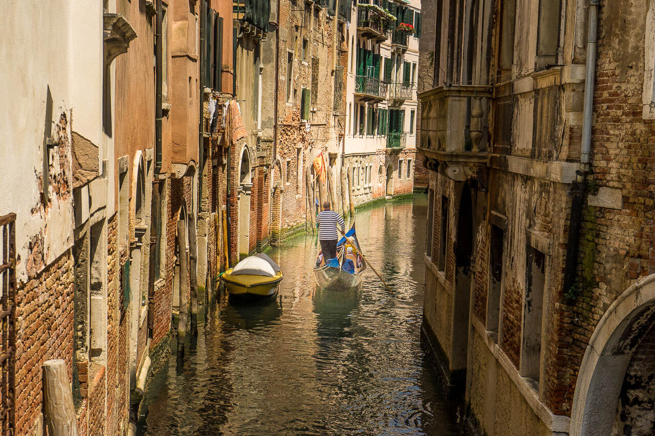 '5. Doorgang in Venetië'. Fotografie Anton Staartjes