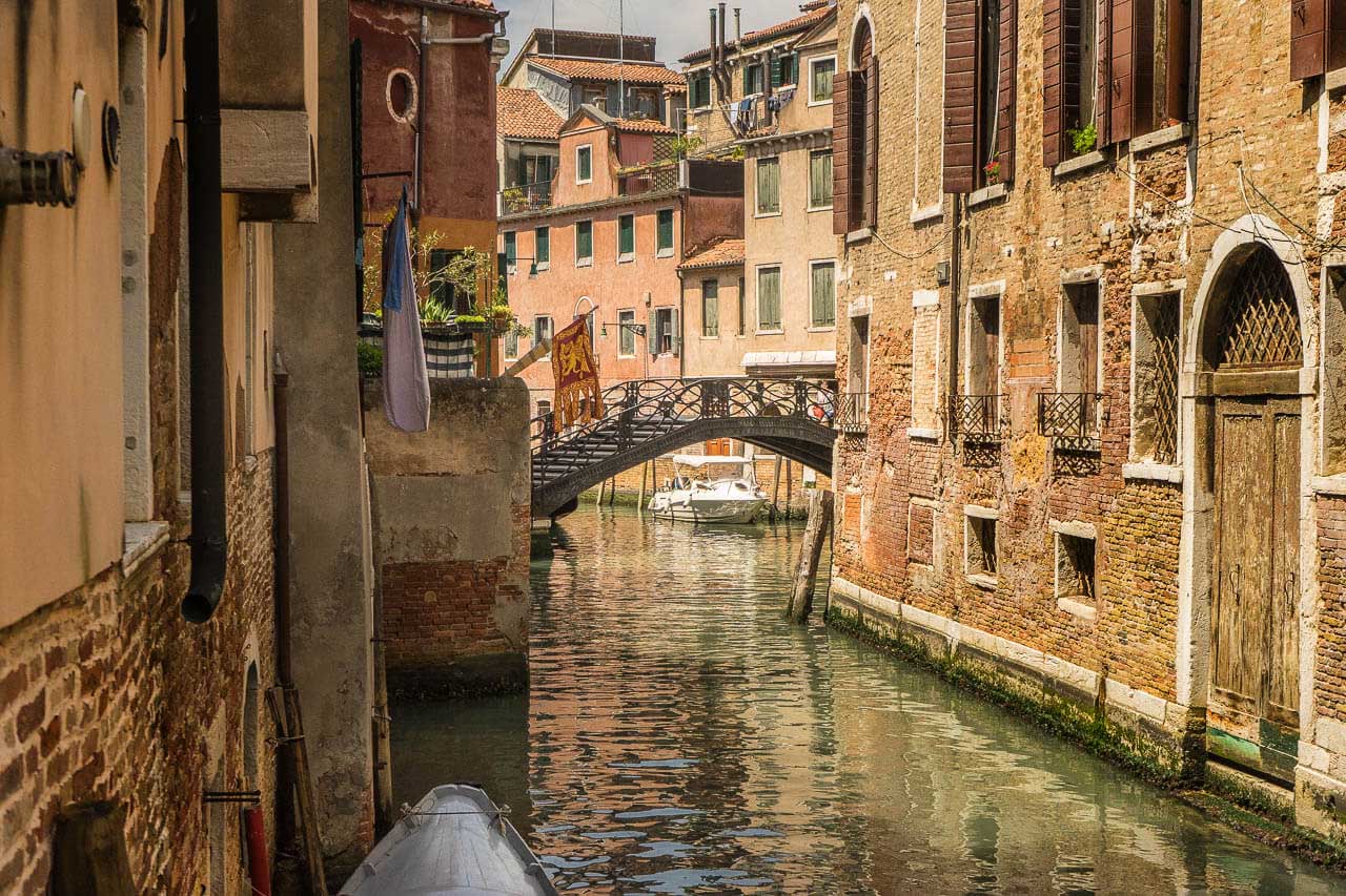 '6. Bruggetje in Venetië'. Fotografie Anton Staartjes