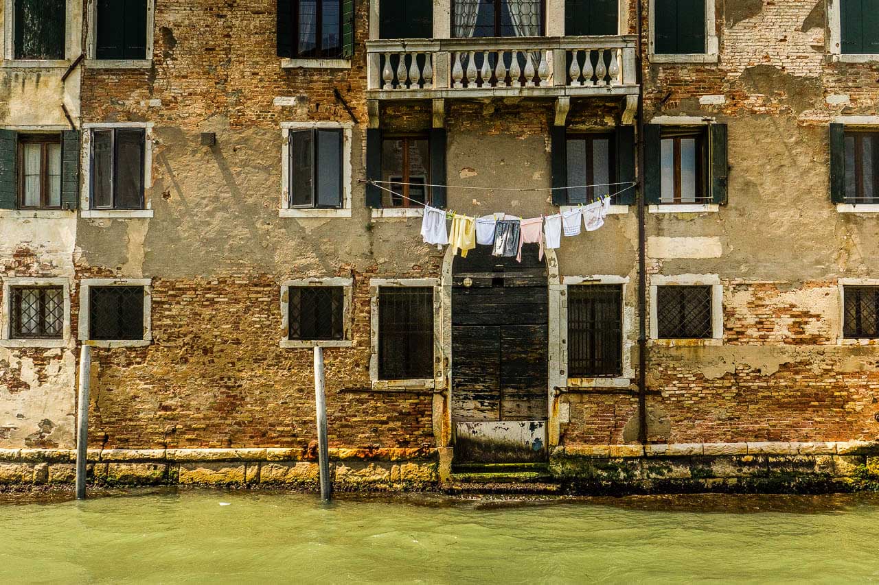 '7. Wasgoed in Venetië'. Fotografie Anton Staartjes