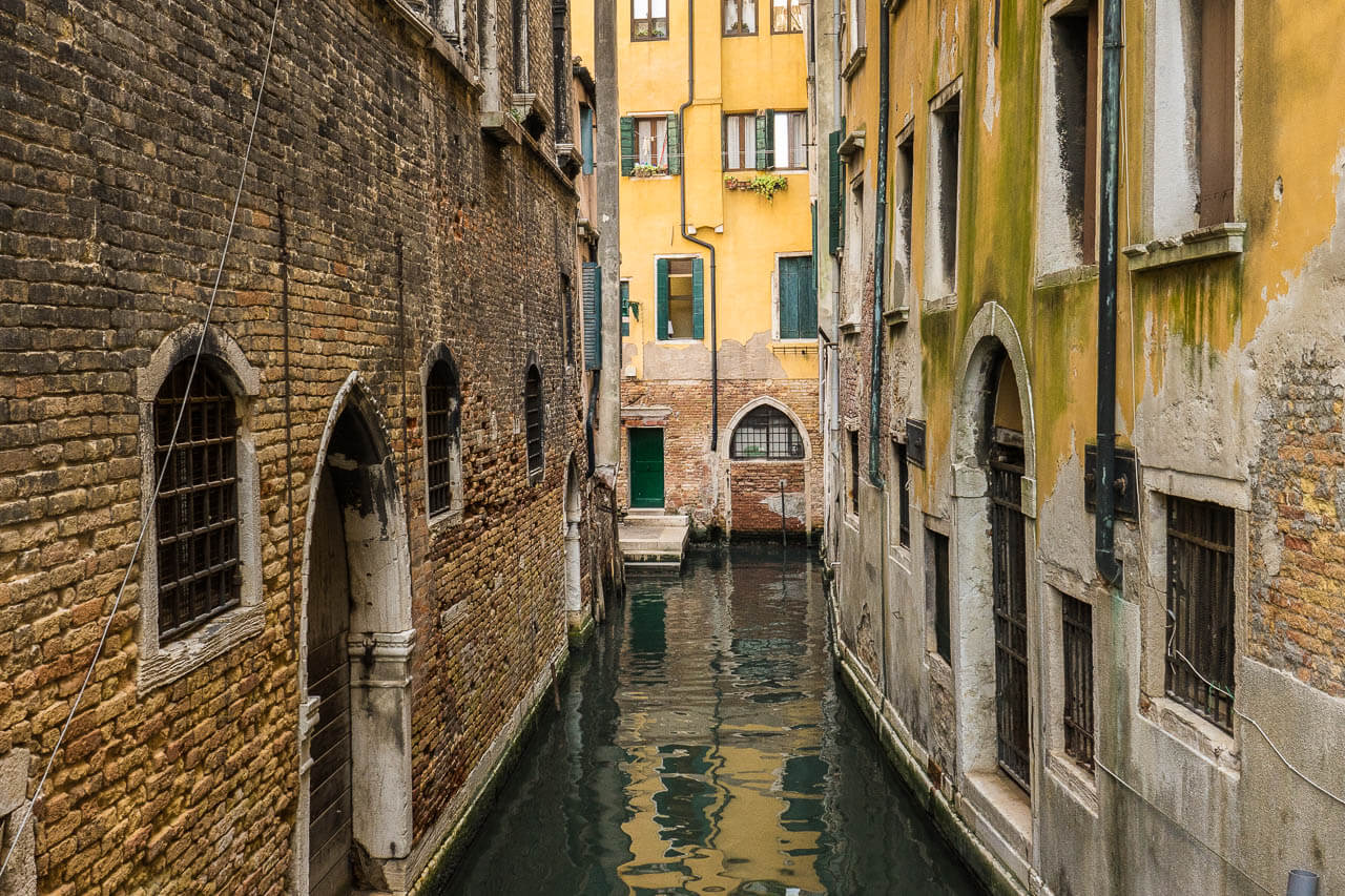 '9. Doorgang in Venetië'. Fotografie Anton Staartjes