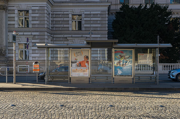 '13. Wenen, bushalte'. Fotografie Anton Staartjes