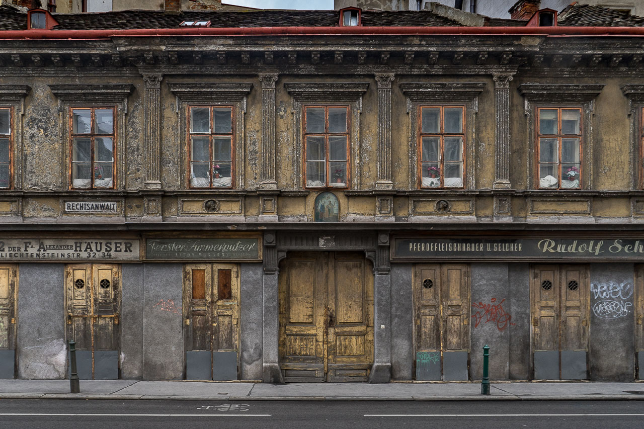 '1. Midden in Wenen staat deze oude (vergeten?) gevel'. Fotografie Anton Staartjes