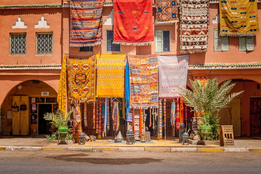 '12. Tapijtenwinkel in Marokko'. Fotografie Anton Staartjes