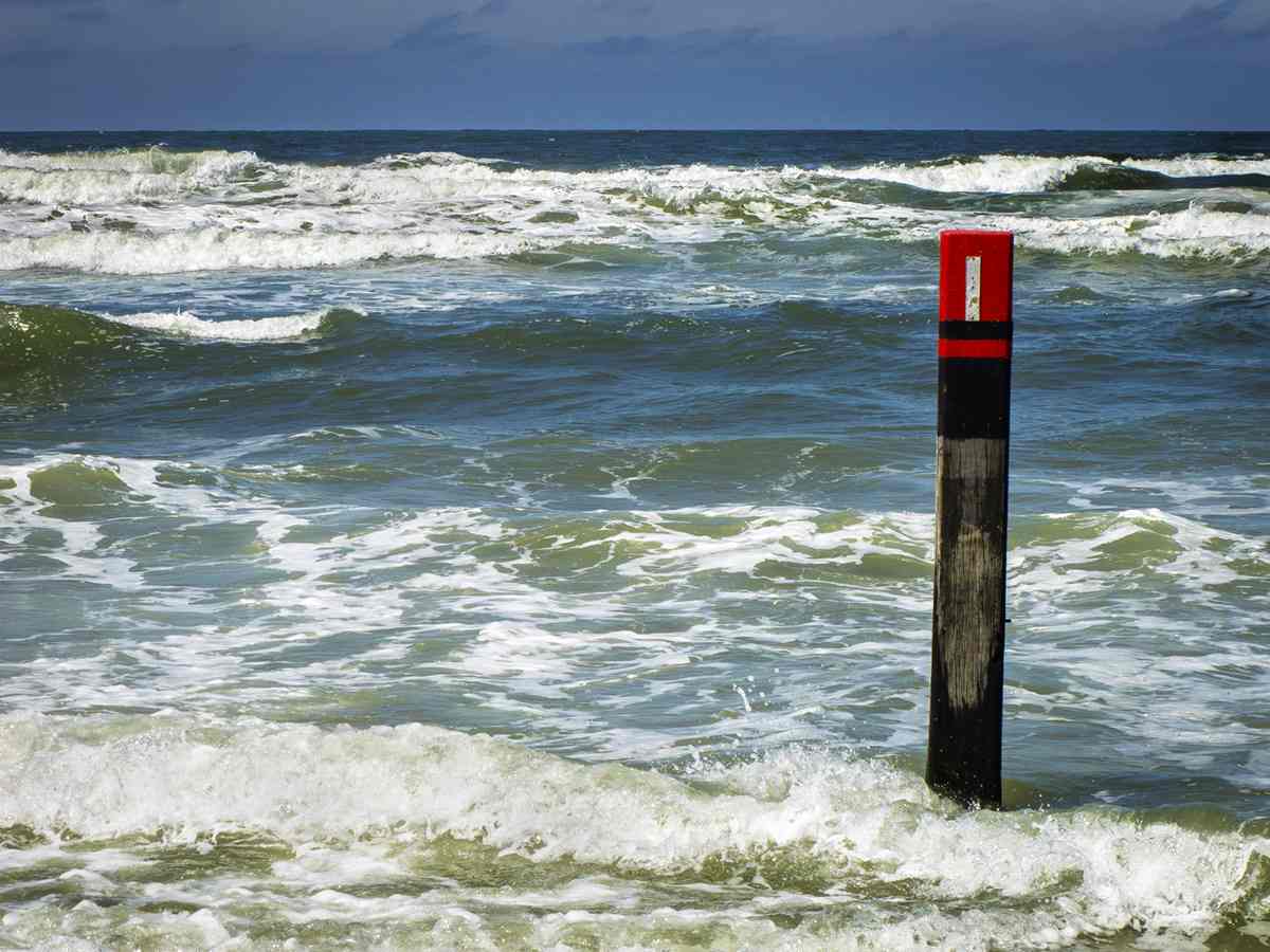 3. Strandpaal in de branding