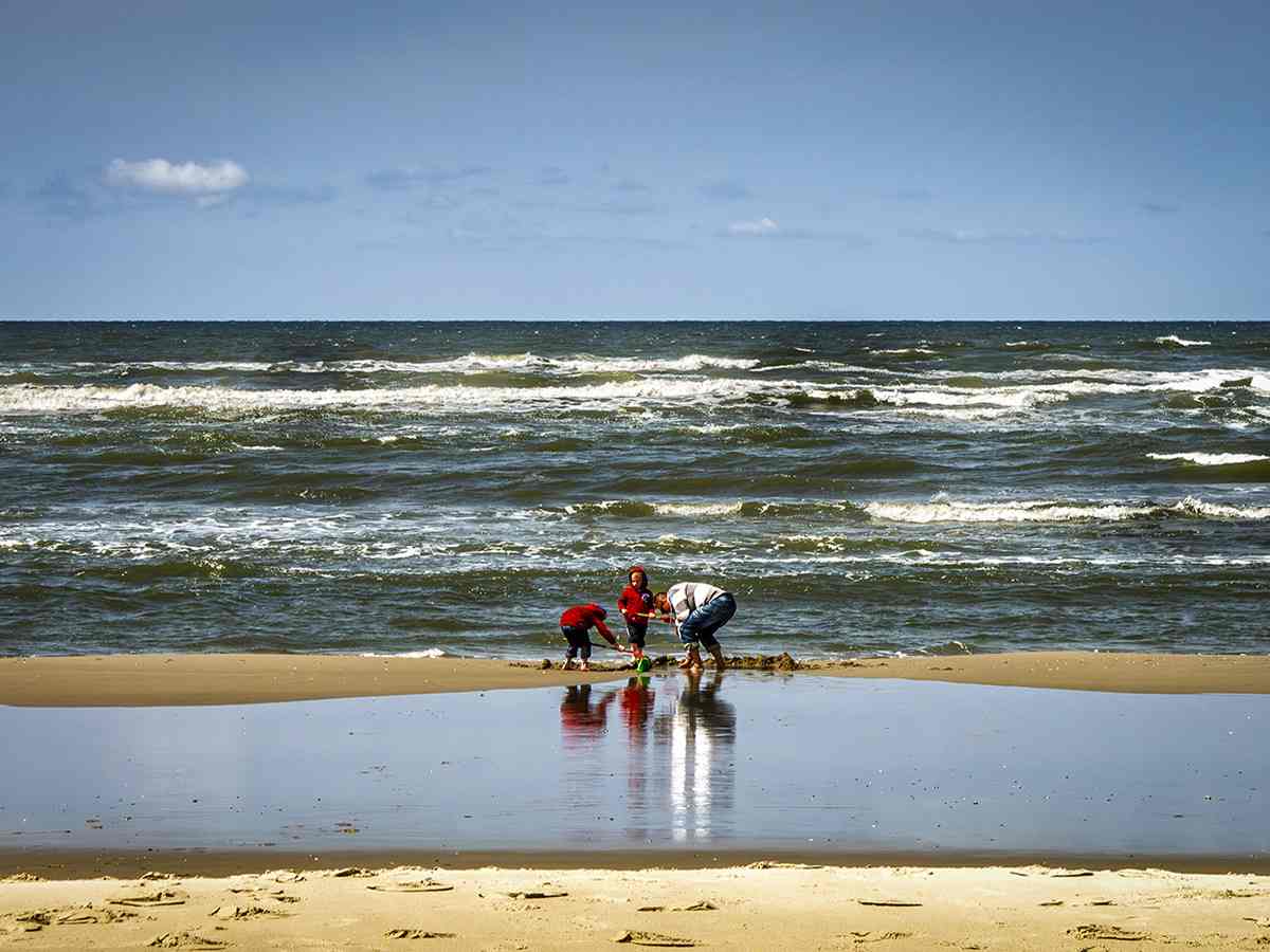8. Kinderen spelen langs de waterlijn 